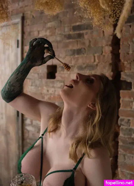 Lyralore OnlyFans Thumbnail #3NbfdeEPtx