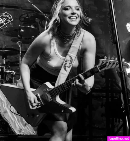 Lzzy Hale OnlyFans Thumbnail #9lecH6dHvx