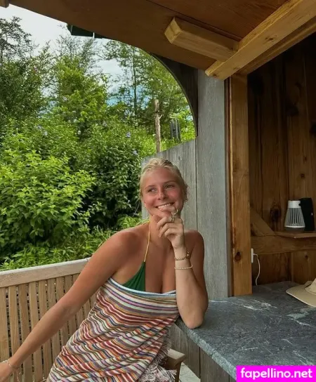 M00bie OnlyFans Thumbnail #hria6fkzgu