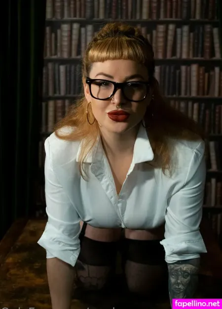 Madam Esmeralda Free Main Profile Photo
