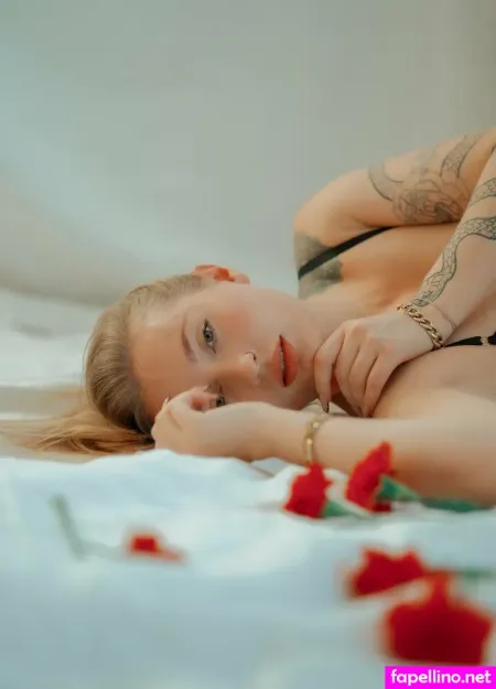 Manon Aub OnlyFans Thumbnail #h8nF2A4AXU