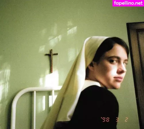 Margaret Qualley OnlyFans Thumbnail #C9CpCt58cW