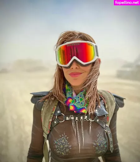 Maria Elisa Camargo OnlyFans Thumbnail #8B4cKfOTsQ