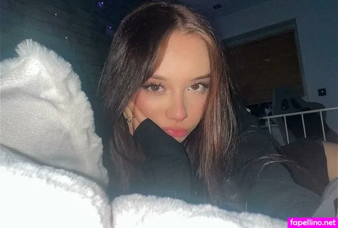 Mela Pustelnik OnlyFans Thumbnail #dAIcfwuAoY