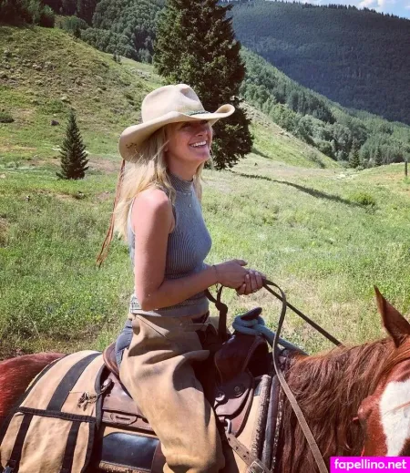 Meredith Hagner OnlyFans Thumbnail #XE2ZfMPjnw