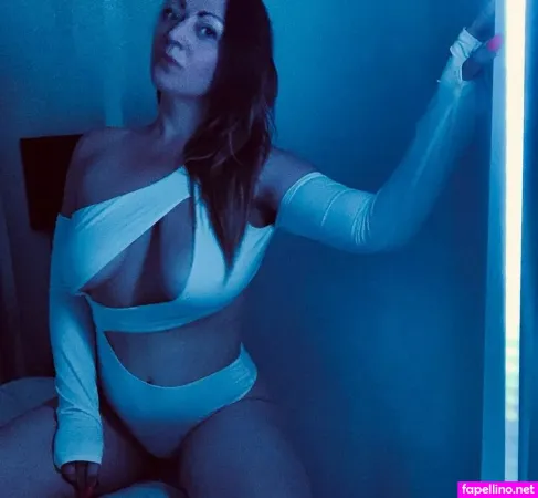 Mia Woods 2 Main Profile Photo