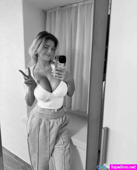 Miaxmoore Main Profile Photo