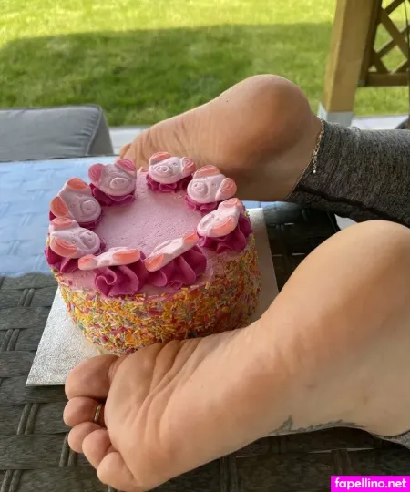 Miss Piggy Toes OnlyFans Thumbnail #LVM50bpR9O
