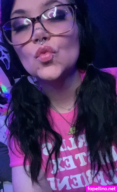 Mnhockeymomma972 OnlyFans Thumbnail #kITs0Mm3eV