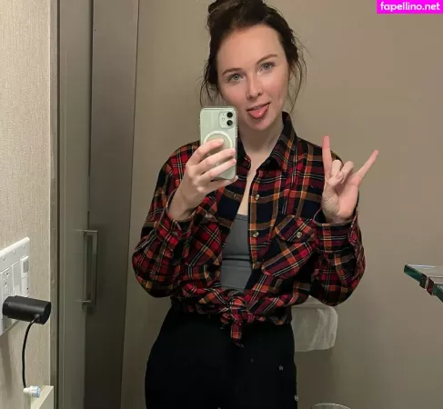 Molly Quinn OnlyFans Thumbnail #K2NXCaQeOW