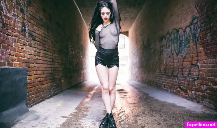 Molly Rennick 1 OnlyFans Thumbnail #CovxBy00m3