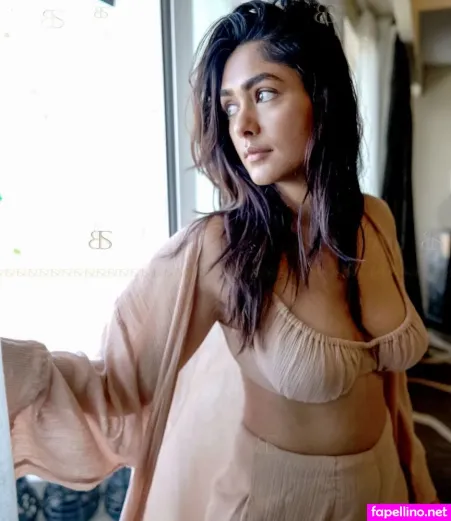 Mrunal Thakur OnlyFans Thumbnail #OKNmyI1Cfb