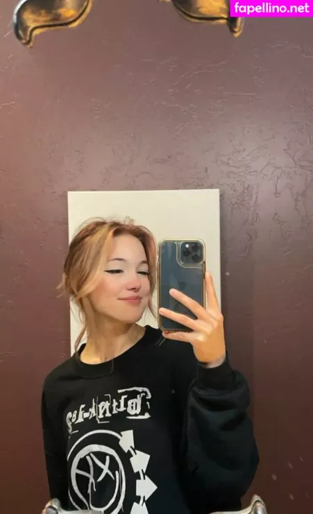 Nanichloe 1 OnlyFans Thumbnail #8AQuYcZVcu