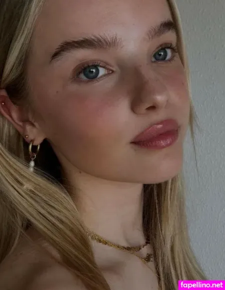 Nika Roeffen OnlyFans Thumbnail #6BUwoe7boi