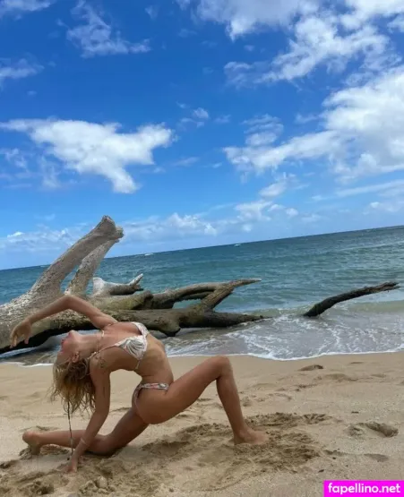 Nudeblondeyogagirl OnlyFans Thumbnail #4oFEdCJcBz