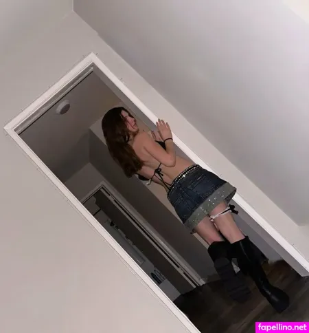 Officialhollywoodgirl OnlyFans Thumbnail #1kkUwnFbEn