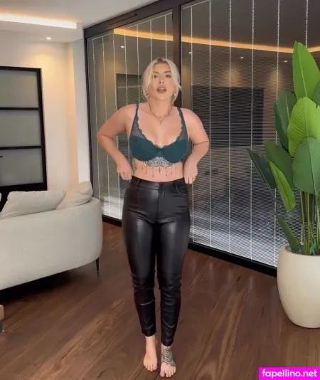 Olivia Bowen OnlyFans Thumbnail #VgieM3Dki5