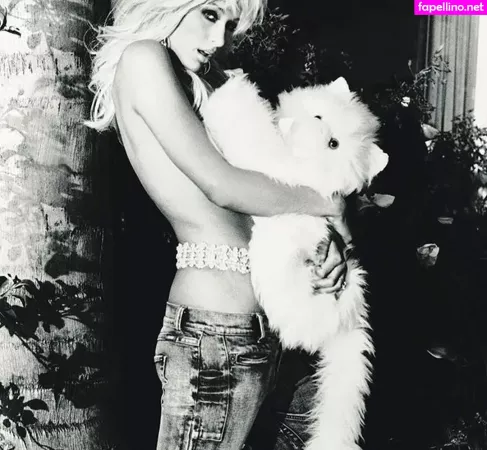 Paris Hilton OnlyFans Thumbnail #50j8Us0cL7