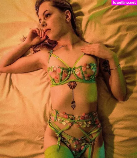 Pearlspeignoir OnlyFans Thumbnail #4XjNc5MmTl