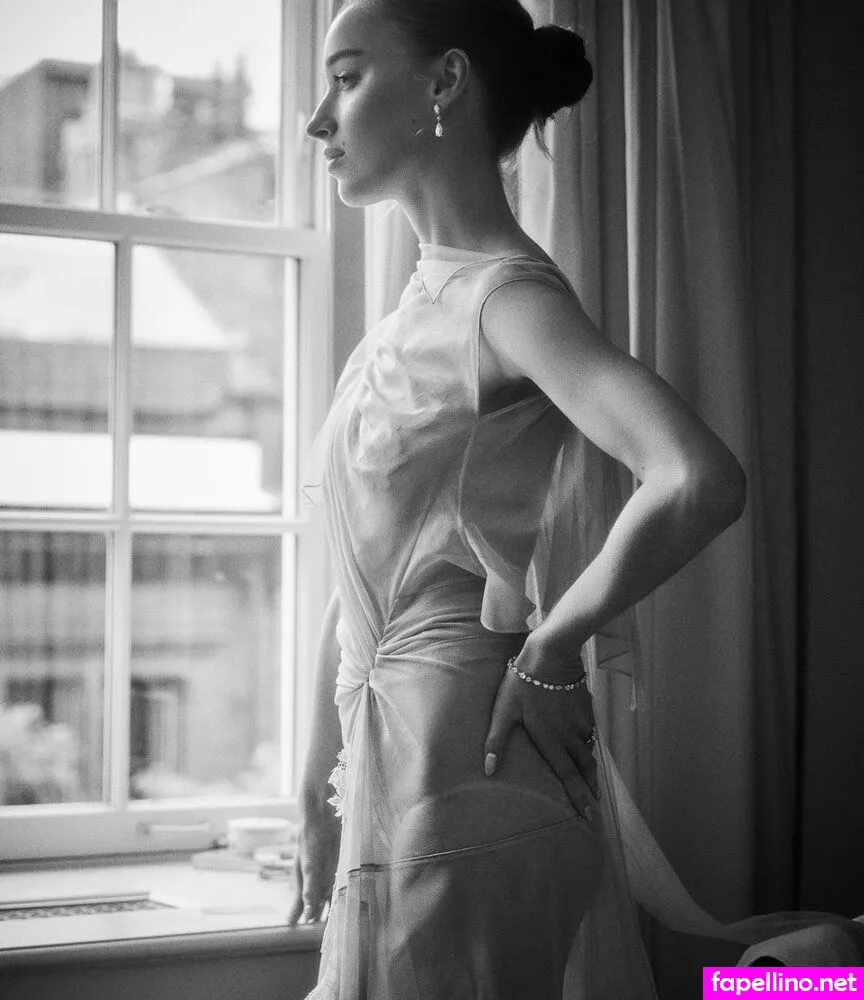 Phoebe Dynevor, phoebedynevor Nude Leaked OnlyFans Photo #4ZqucBHFT7