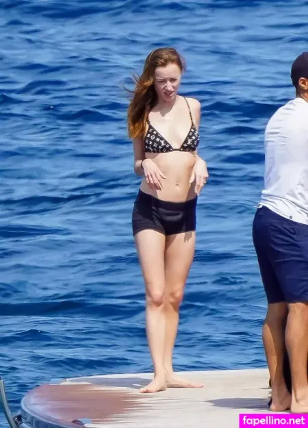Phoebe Dynevor OnlyFans Thumbnail #690xYVrEfN