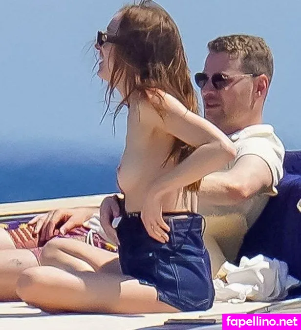 Phoebe Dynevor, phoebedynevor Nude Leaked OnlyFans Photo #A2WX0vMrKi