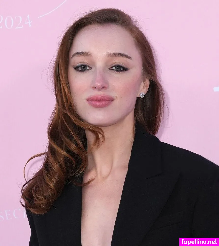 Phoebe Dynevor, phoebedynevor Nude Leaked OnlyFans Photo #dGoFGRGE2Q