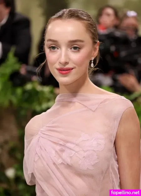 Phoebe Dynevor OnlyFans Thumbnail #oFgoKMUKqS