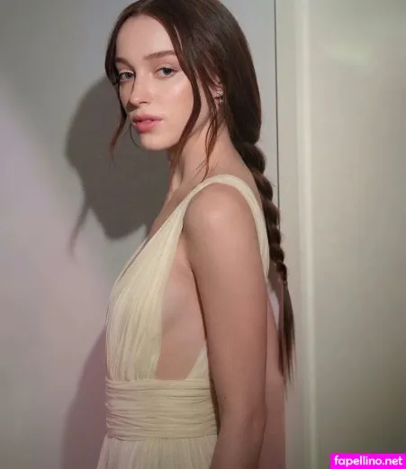 Phoebe Dynevor OnlyFans Thumbnail #uexp74oE7R