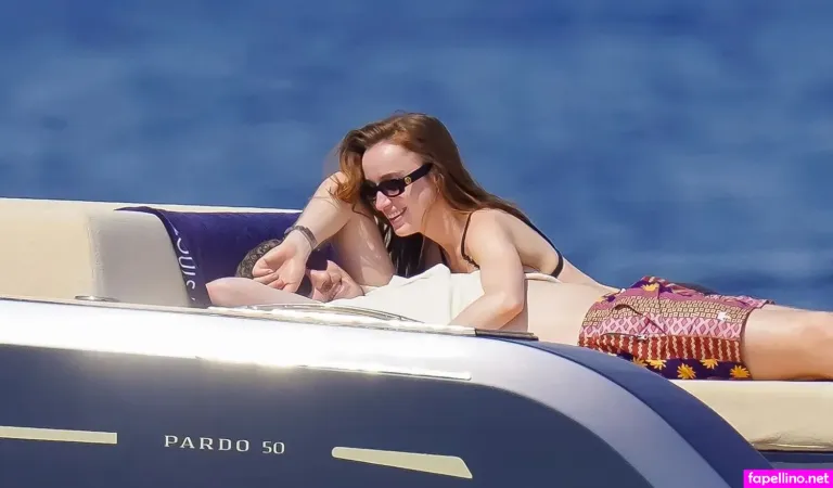 Phoebe Dynevor OnlyFans Thumbnail #v3bGviefu1