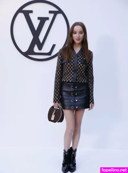 Phoebe Dynevor OnlyFans Thumbnail #vNIIaj2PsZ