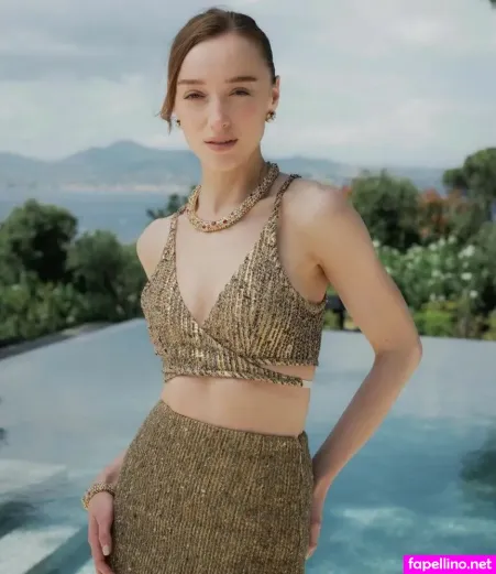 Phoebe Dynevor OnlyFans Thumbnail #w8QiMgkOEa