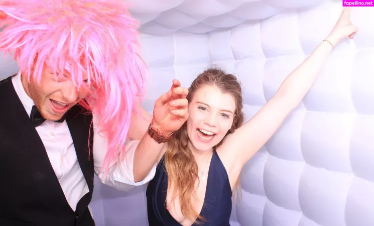 Photobox Flashes OnlyFans Thumbnail #HF6wVU2dgA