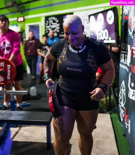 Queen R OnlyFans Thumbnail #tHk8gMiJ0a