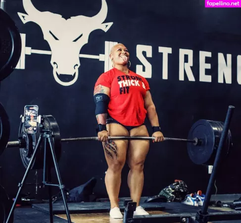 Queen R OnlyFans Thumbnail #v5aF9UeYIA