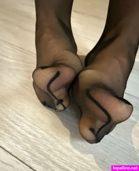 Queenfeetred OnlyFans Thumbnail #YwlwY0ZKEg