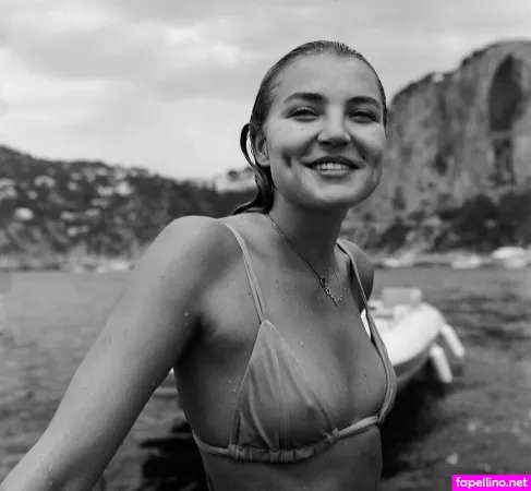 Rachel Hilbert OnlyFans Thumbnail #vH4g6V0o9y
