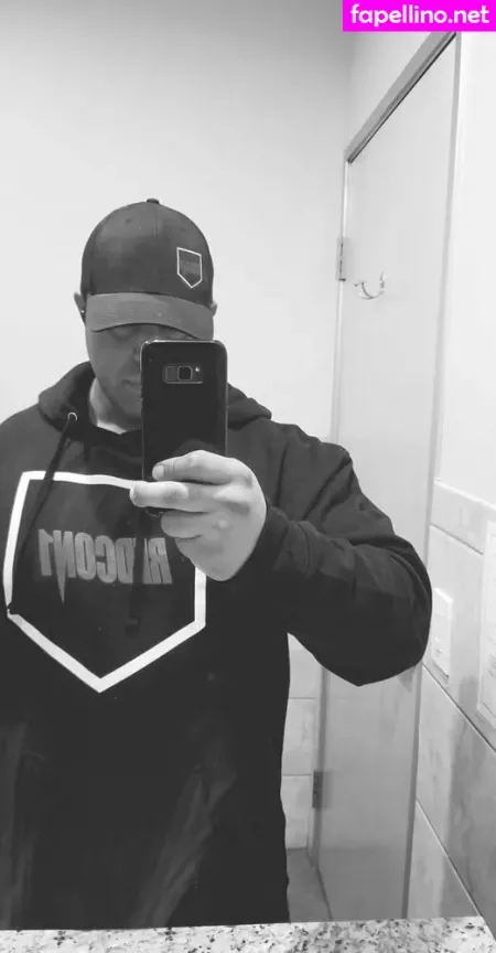 Realbrandon818 OnlyFans Thumbnail #3Riy4J5V8y