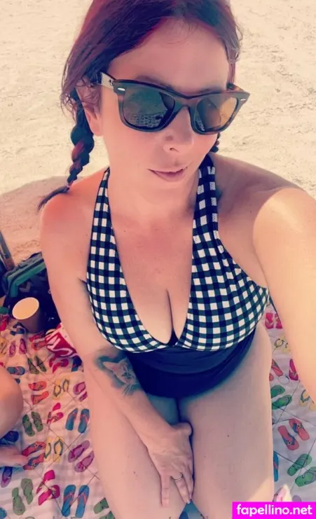 Redhothotwife OnlyFans Thumbnail #p0vfyjdsvo