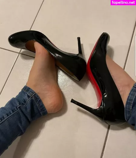 Rooxaanee Feet OnlyFans Thumbnail #h9PT4nz9uP