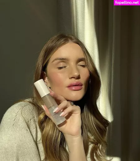 Rosie Huntington Whiteley OnlyFans Thumbnail #1TLg5a33Yz
