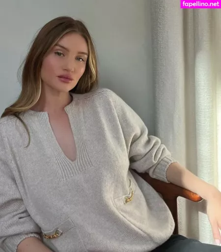 Rosie Huntington Whiteley OnlyFans Thumbnail #pJ8X0qFAto
