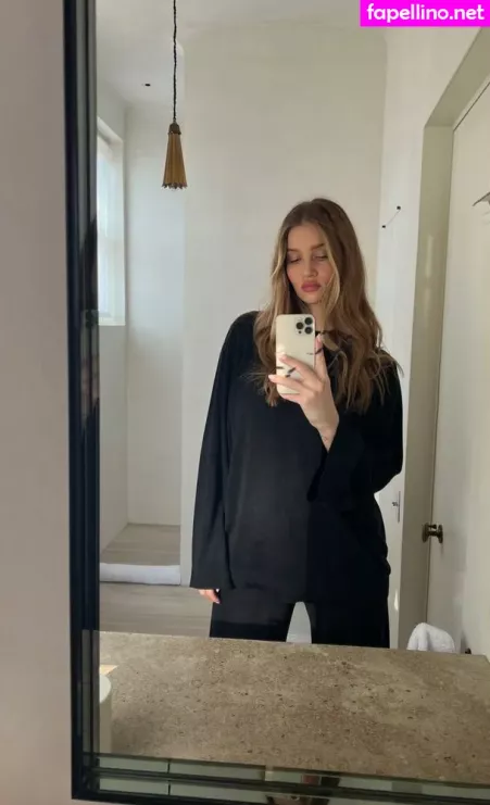 Rosie Huntington Whiteley OnlyFans Thumbnail #q7EUJh2vBg