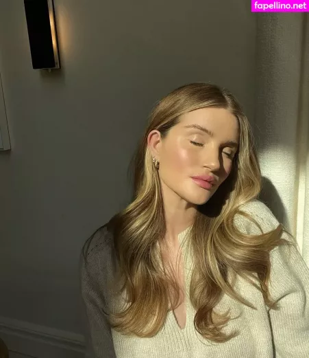 Rosie Huntington Whiteley OnlyFans Thumbnail #wmEeAEhqQb