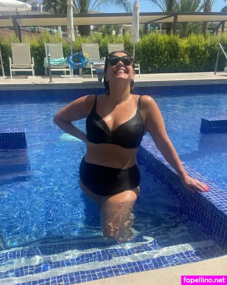 Roxanne Hoyle OnlyFans Thumbnail #K8RCMoL8V2