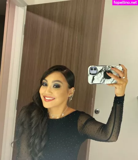 Roxanne Perez OnlyFans Thumbnail #Di4S0my7uj