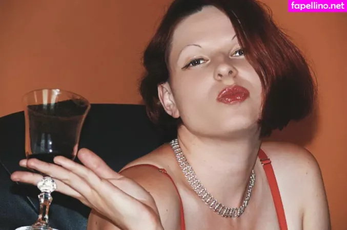 Rubinka1979 OnlyFans Thumbnail #v2uP1pDTwi