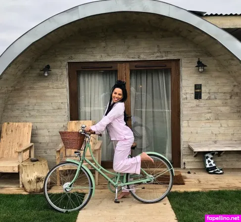 Saffron Hocking OnlyFans Thumbnail #4CKOnff32D