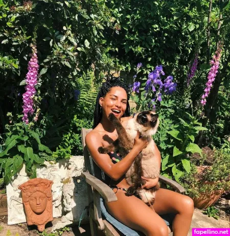 Saffron Hocking Main Profile Photo