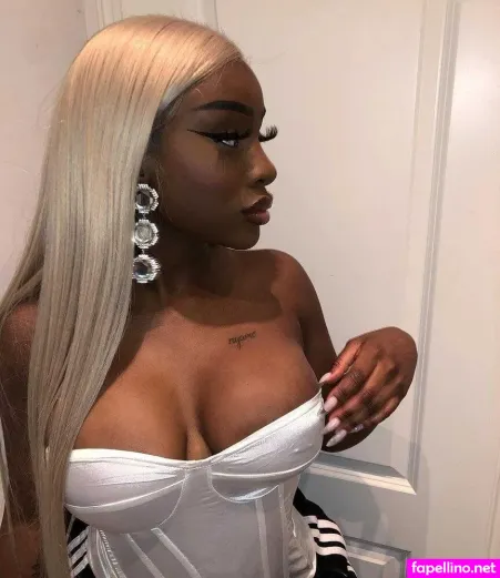 Sandra Lambeck OnlyFans Thumbnail #tz01iuIfDz